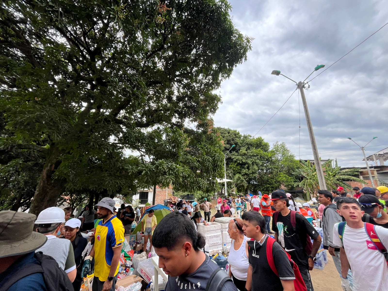 Quibdó, Pereira, Cali. Familias afuera, esperando agua, comida y un techo.
